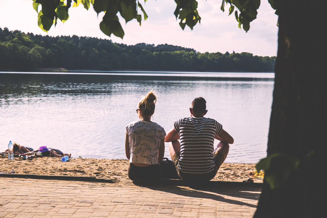 Men versus women: who are the better investors?